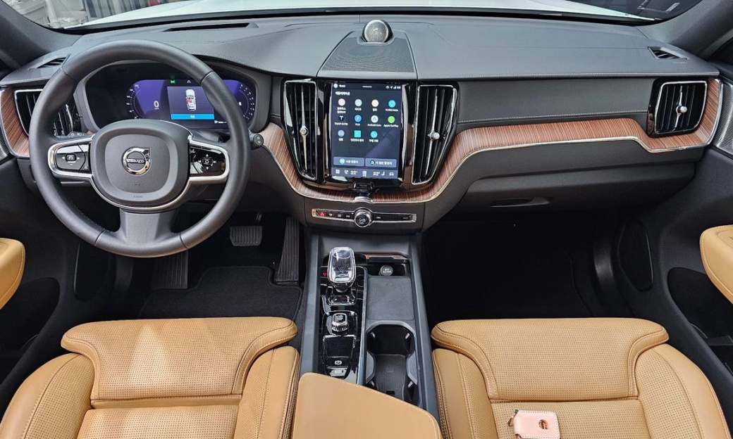 Volvo XC60 B6 Ultimate Bright, 2024
