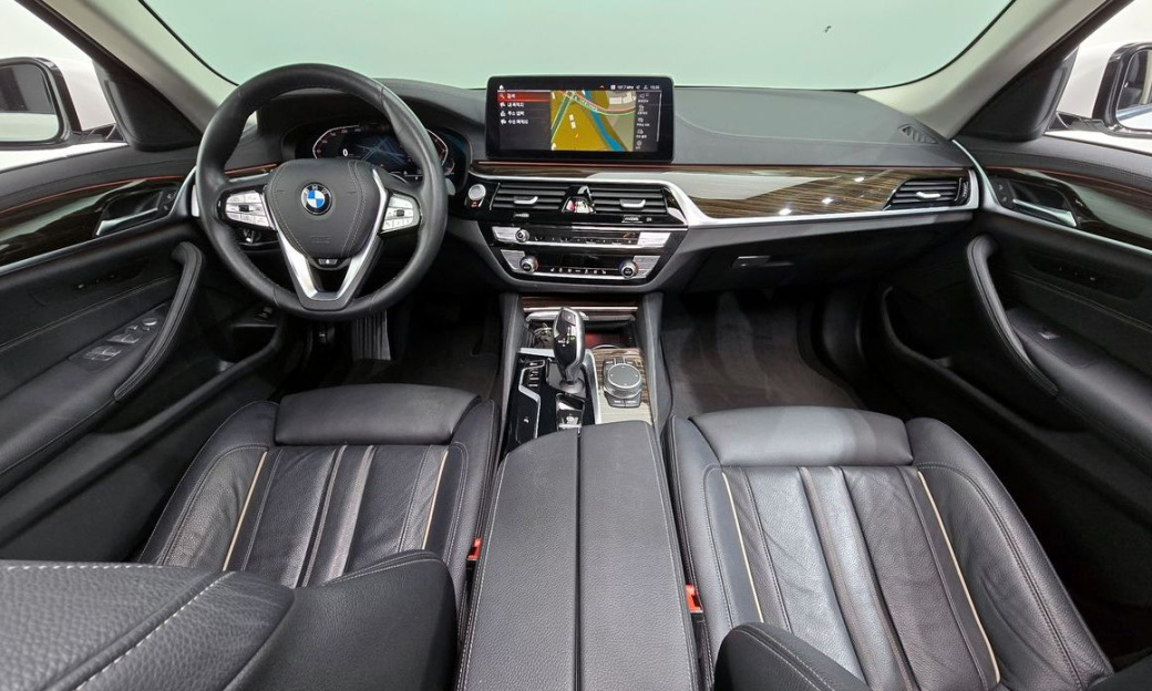 BMW 5-Series 520i Luxury, 2023