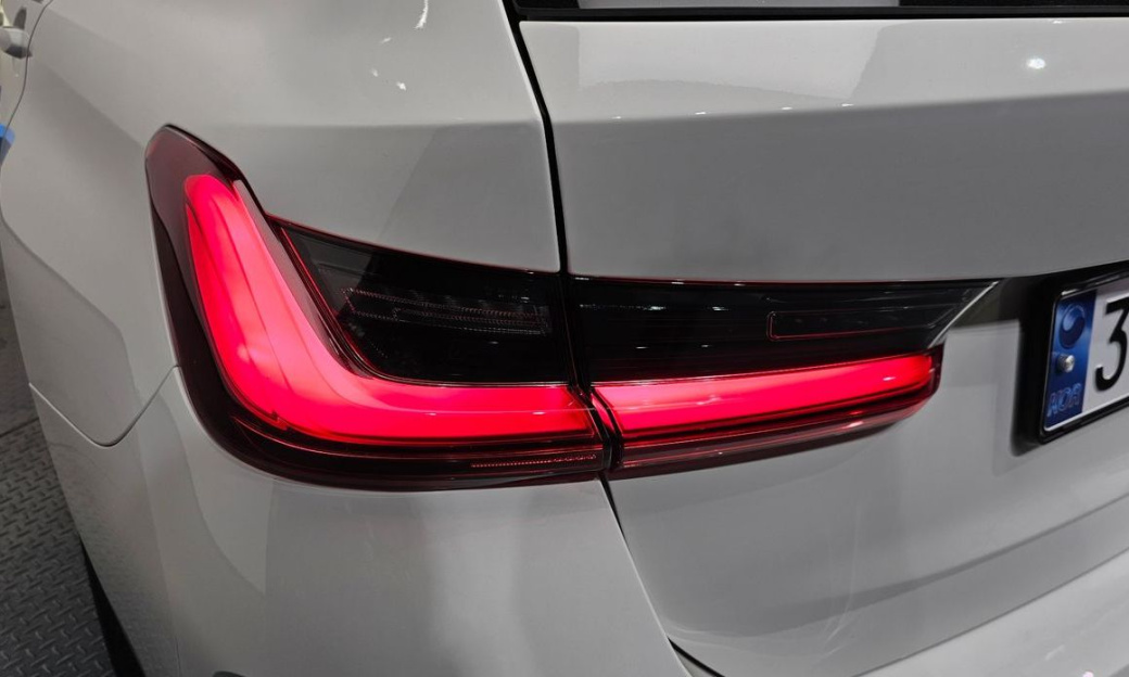 BMW 3-Series 320i Touring, 2024