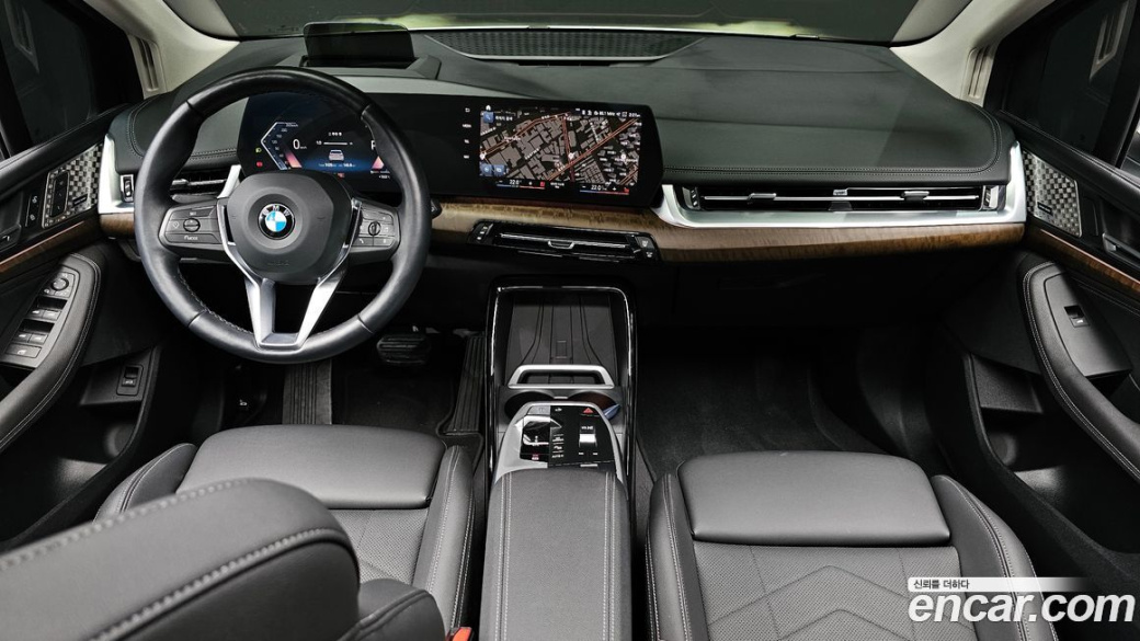 BMW 2-Series 220i Luxury, 2023