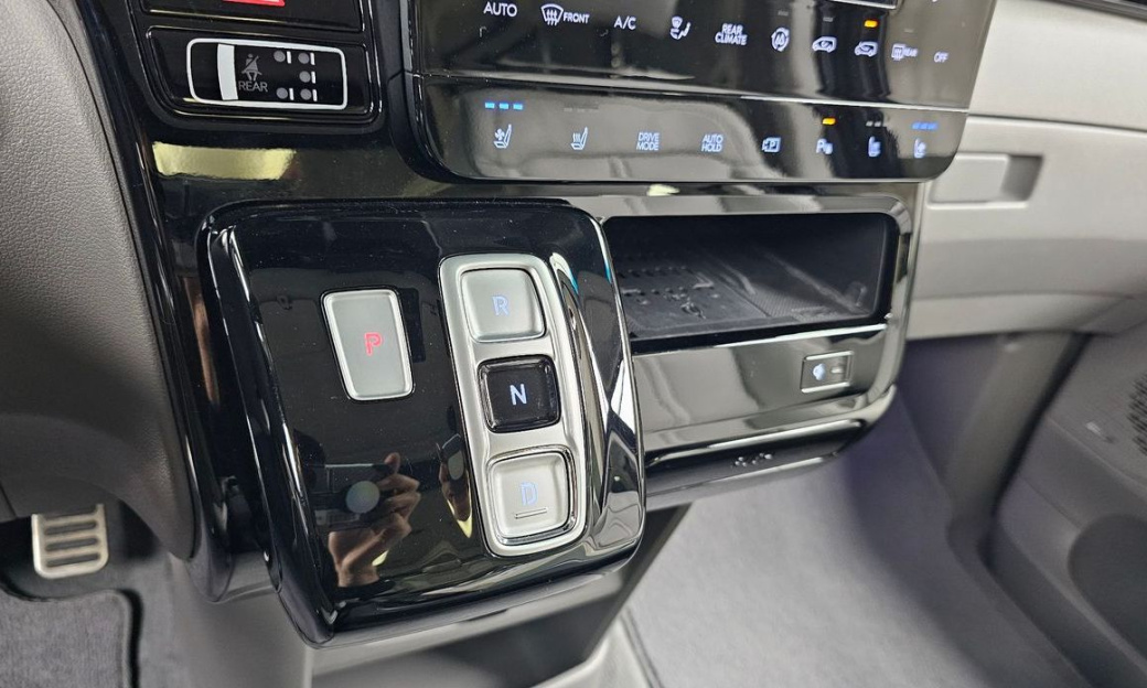 Hyundai Staria 4WD Lounge 7-Seater, 2022