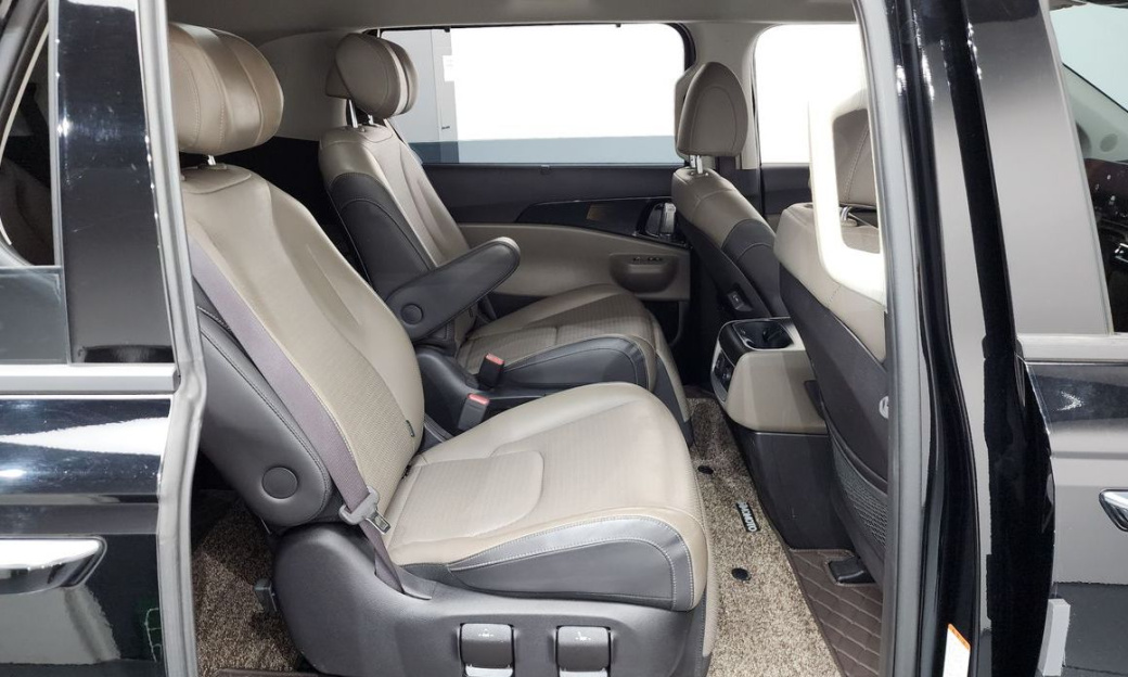 Kia Carnival 7-Seater Signature, 2024