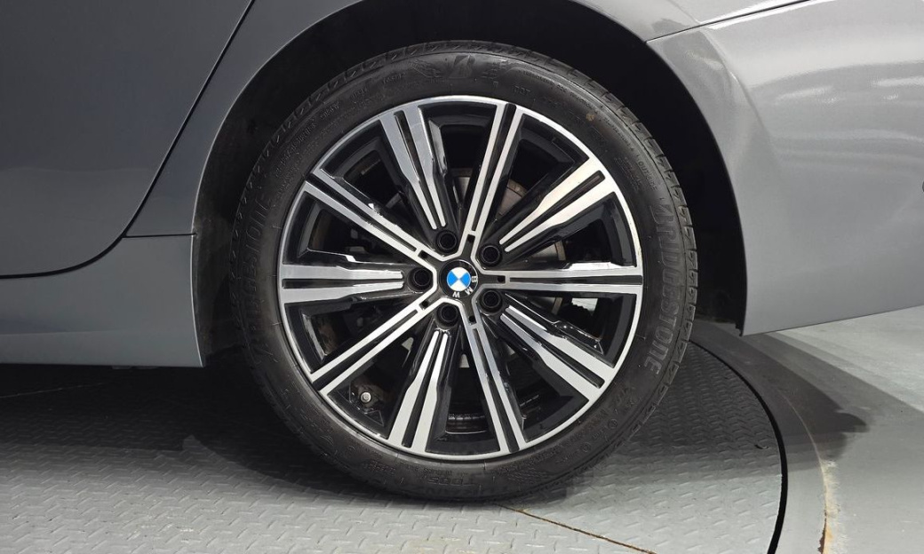 BMW 3-Series 320i, 2025