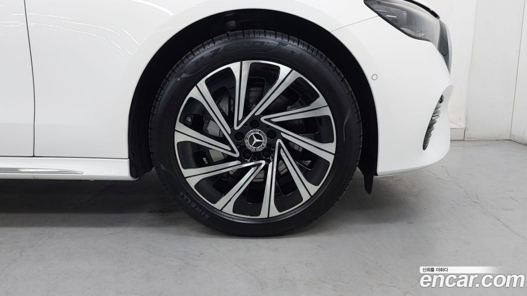 Mercedes-Benz E-Class E300 4MATIC Exclusive, 2025