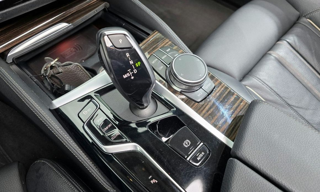BMW 5-Series 520i Luxury, 2023