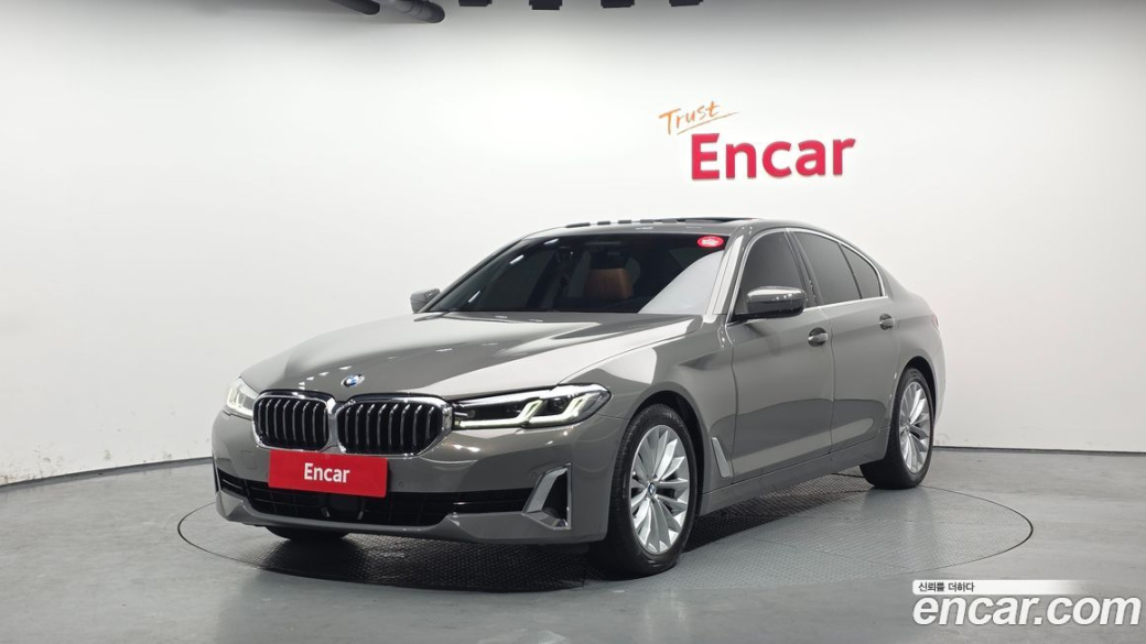 BMW 5-Series 520i Luxury, 2022