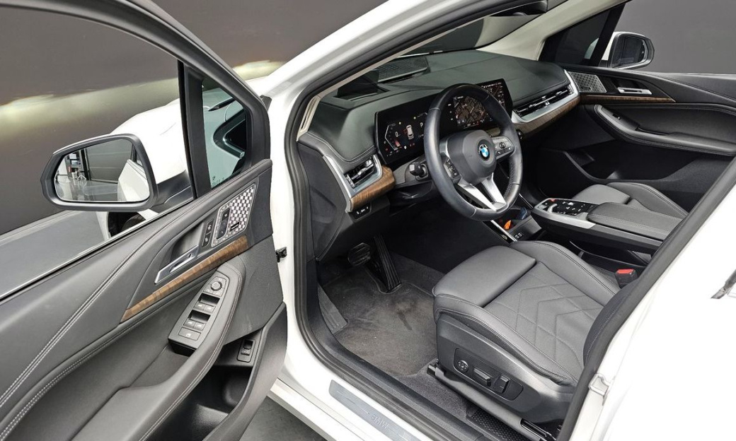 BMW 2-Series 220i Luxury, 2023