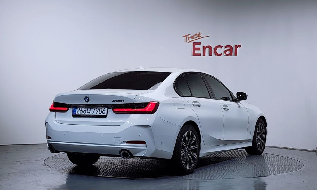 BMW 3-Series 320i, 2025