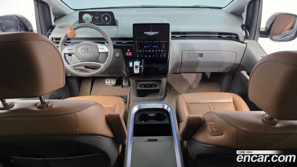 Hyundai Staria 4WD Lounge 7-Seater, 2022