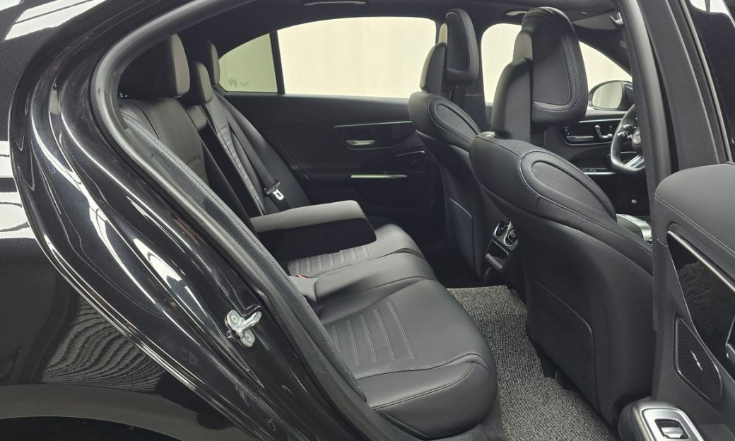 Mercedes-Benz C-Class C300 4MATIC AMG Line, 2024