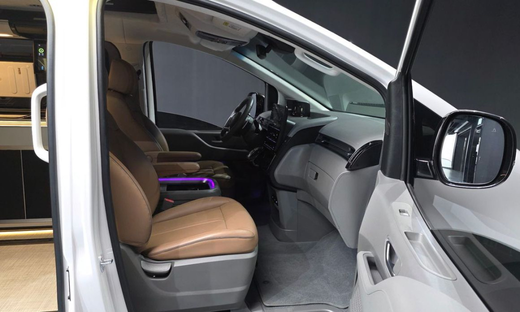 Hyundai Staria 2WD Camping Car, 2024