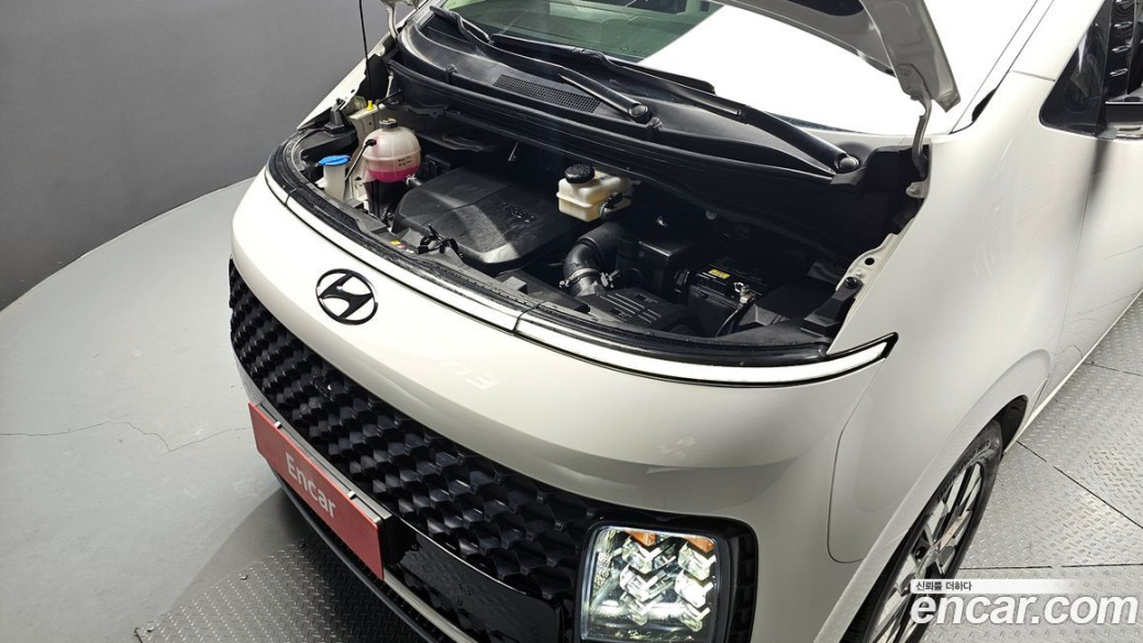 Hyundai Staria 4WD Lounge 9-Seater, 2024