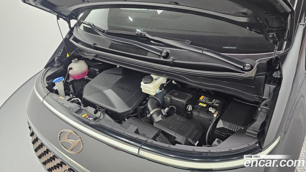 Hyundai Staria 4WD Lounge 7-Seater, 2023