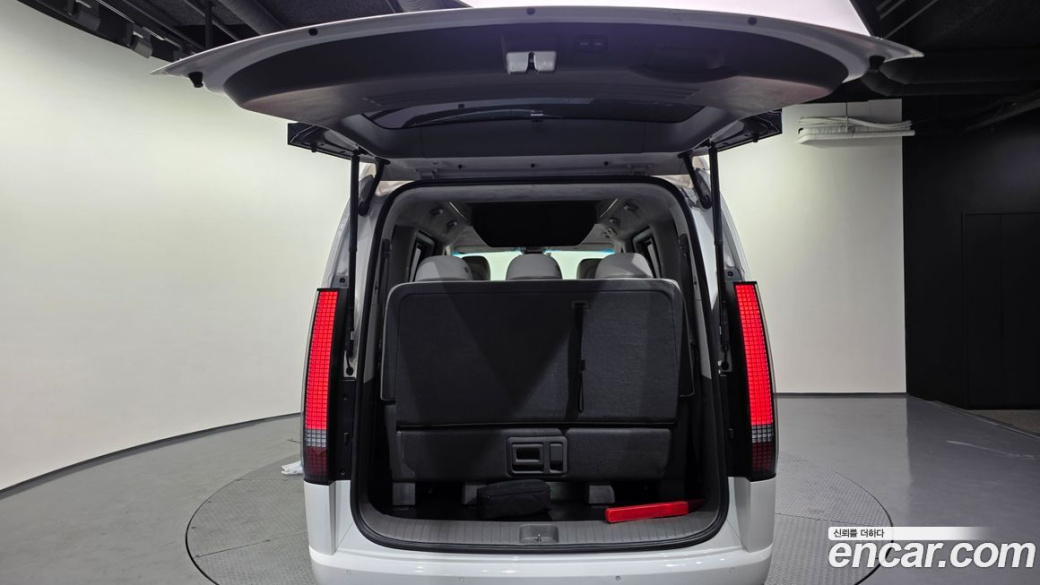 Hyundai Staria 4WD Lounge 7-Seater, 2023
