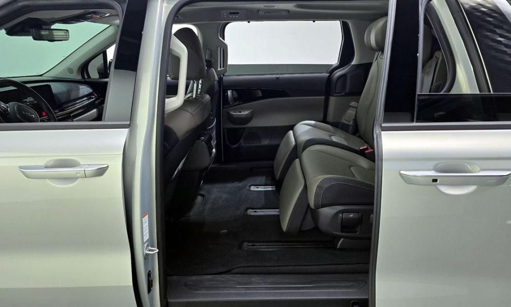 Kia Carnival 7-Seater Signature, 2024