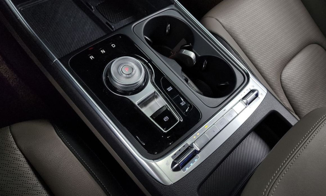 Kia Carnival 9-Seater Signature, 2024