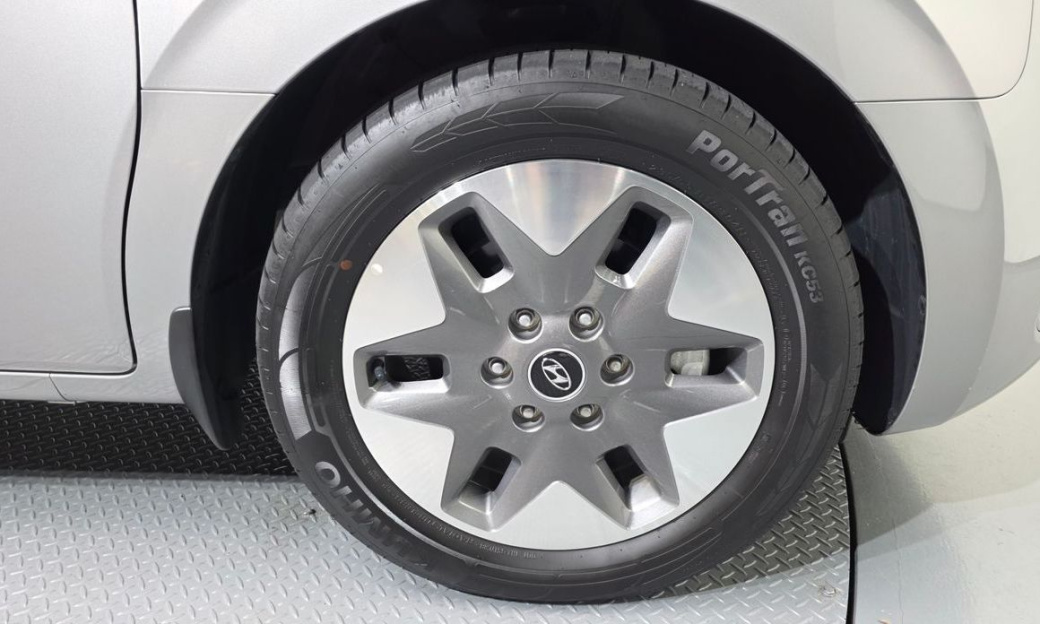 Hyundai Staria 4WD Tourer 9-Seater, 2023