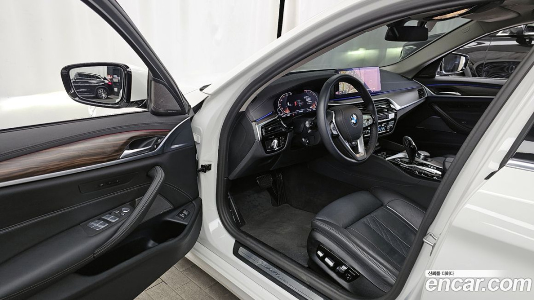 BMW 5-Series 530i Luxury, 2023