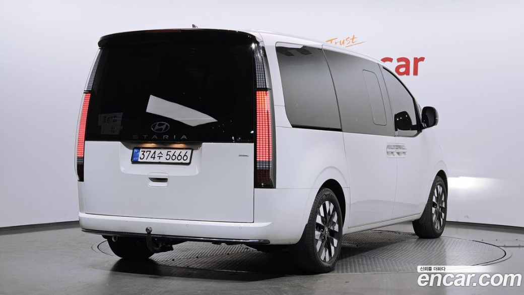 Hyundai Staria 4WD Lounge 9-Seater, 2025