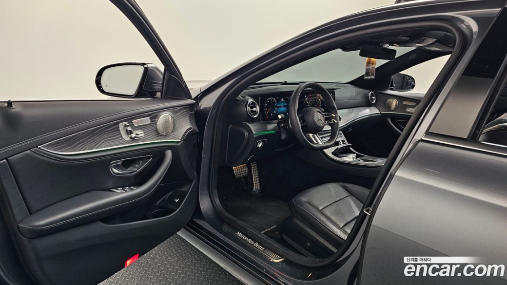 Mercedes-Benz E-Class E350 4MATIC AMG Line, 2022