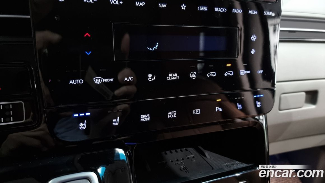 Hyundai Staria 4WD Lounge 7-Seater, 2023