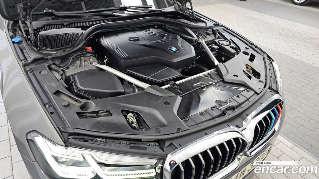 BMW 5-Series 520i Luxury, 2022