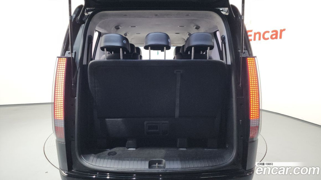 Hyundai Staria Lounge 9-Seater, 2022