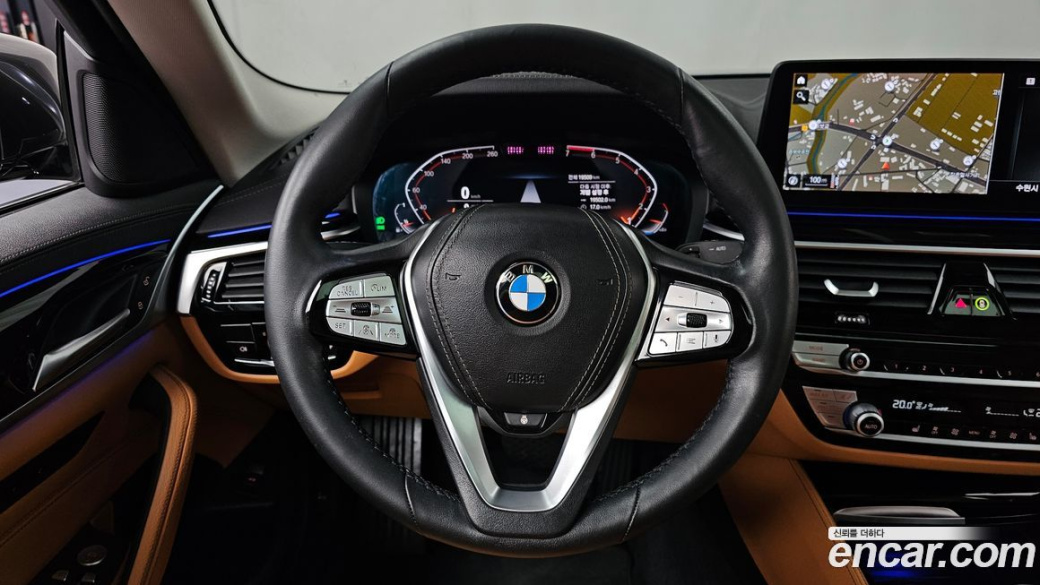 BMW 5-Series 520i Luxury, 2022