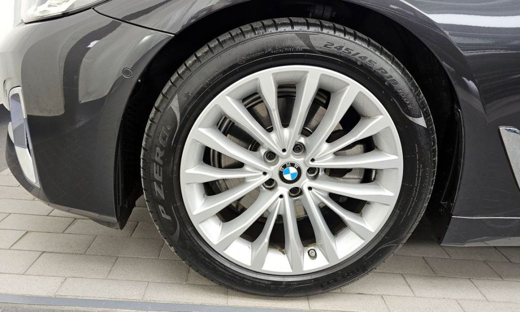 BMW 5-Series 520i Luxury, 2022