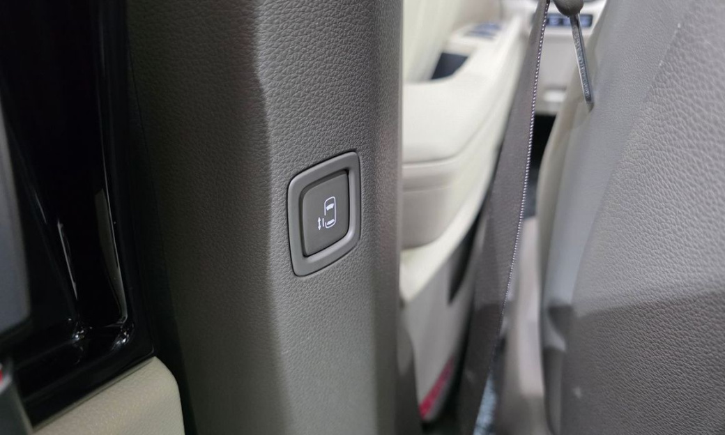 Kia Carnival 7-Seater Gravity, 2025
