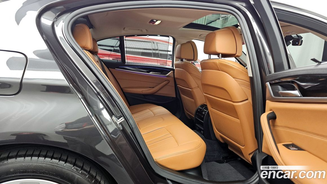 BMW 5-Series 520i Luxury, 2022