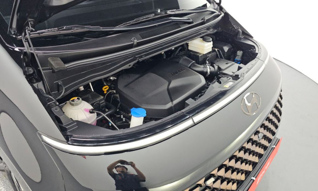 Hyundai Staria 4WD Lounge 9-Seater, 2025