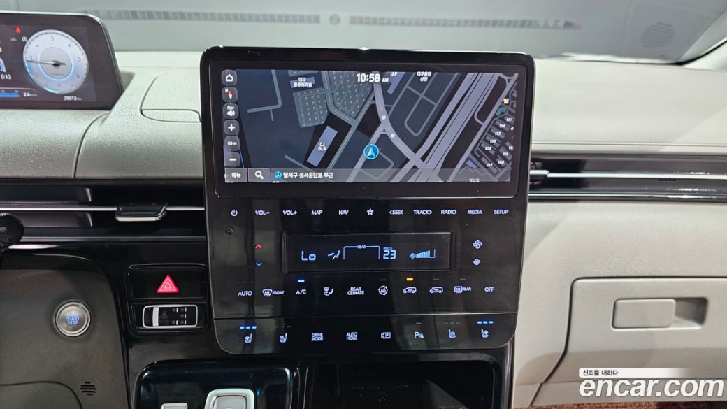 Hyundai Staria 4WD Lounge 7-Seater, 2023