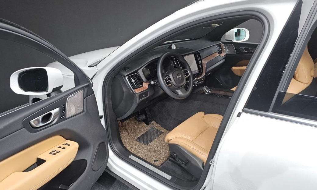 Volvo XC60 B6 Ultra Bright, 2024