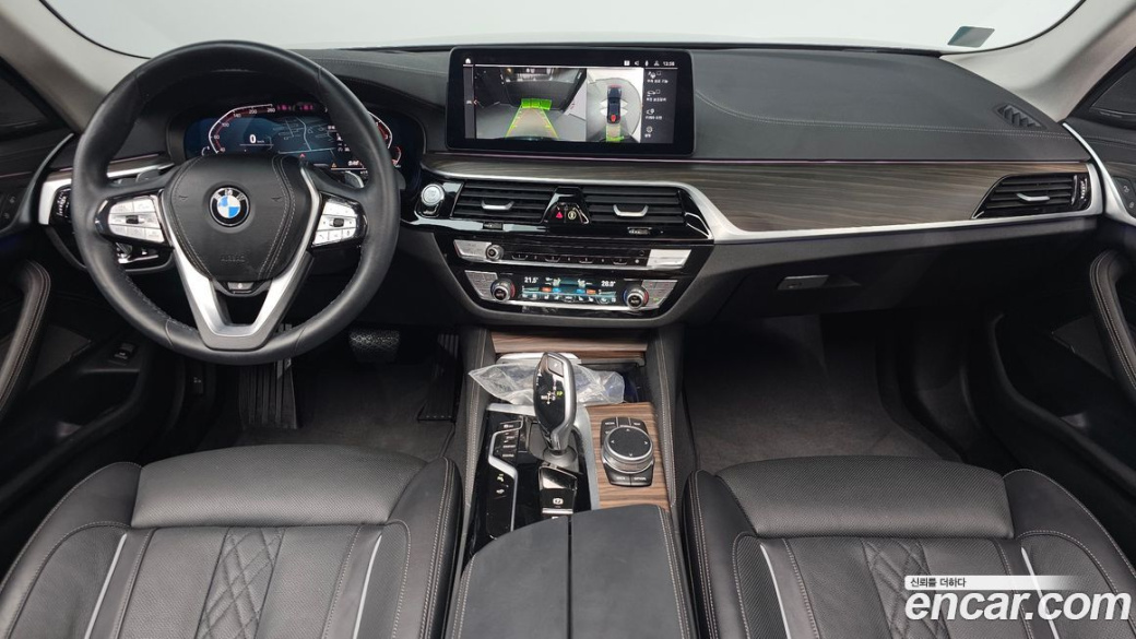 BMW 5-Series 530i Luxury, 2023