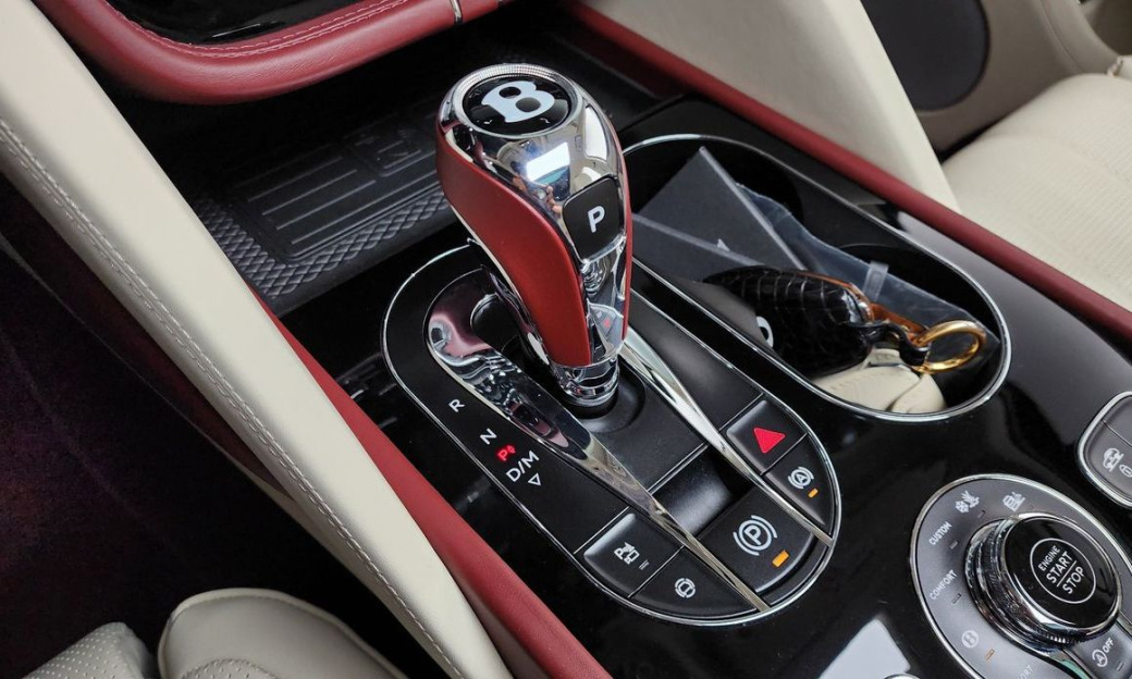 Bentley Bentayga 4.0 V8 Base, 2024