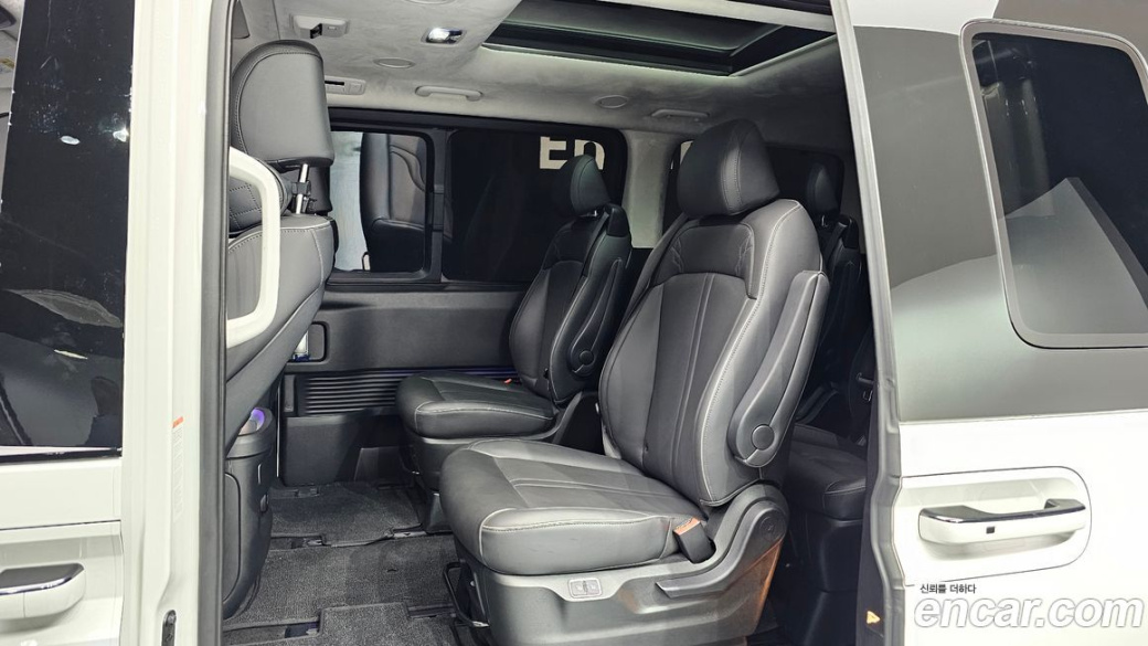 Hyundai Staria 4WD Lounge 9-Seater, 2025