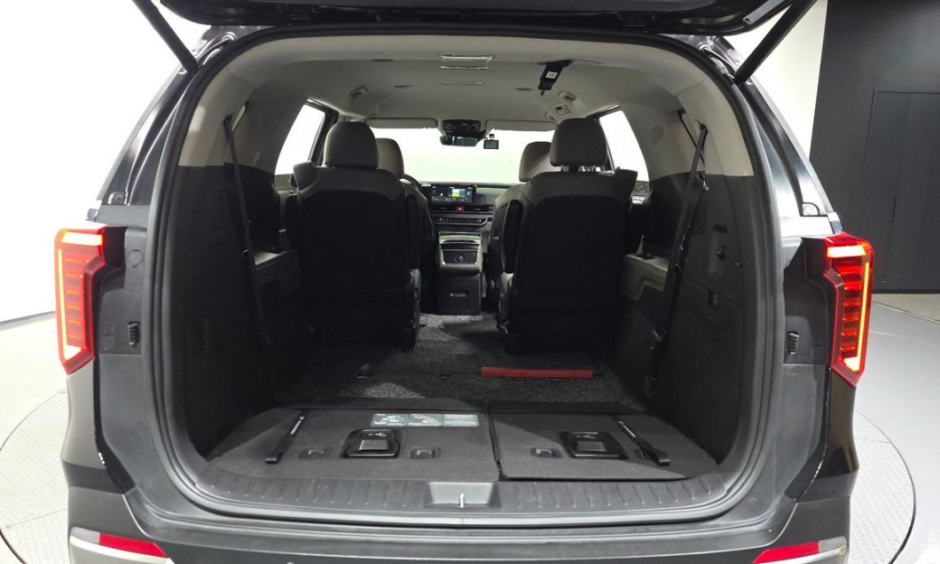 Kia Carnival 7-Seater Outdoor, 2025