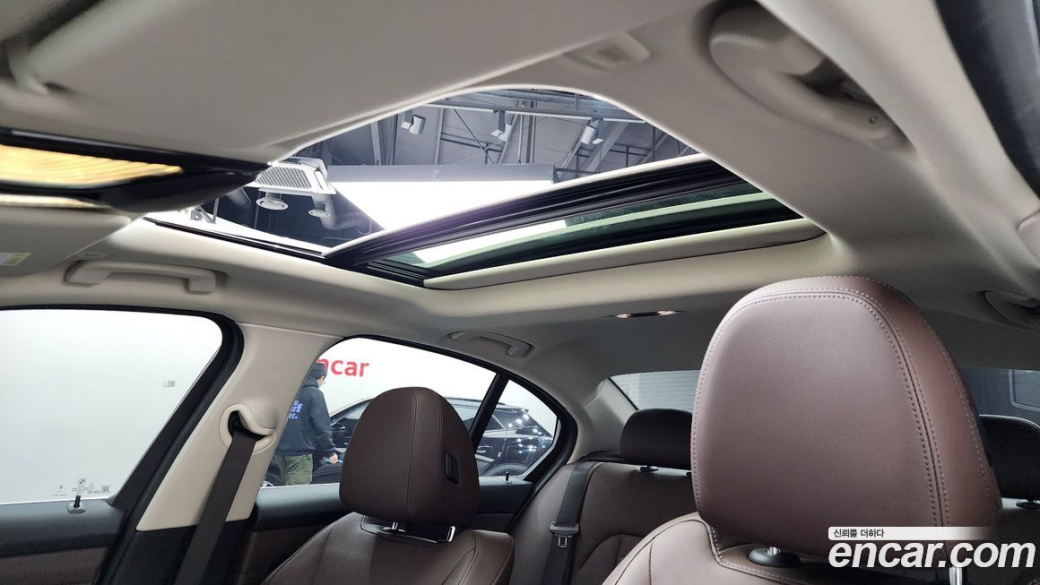 BMW 3-Series 320i Luxury, 2022