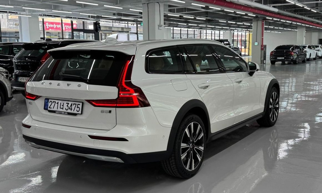 Volvo V60 B5 Ultra AWD, 2025