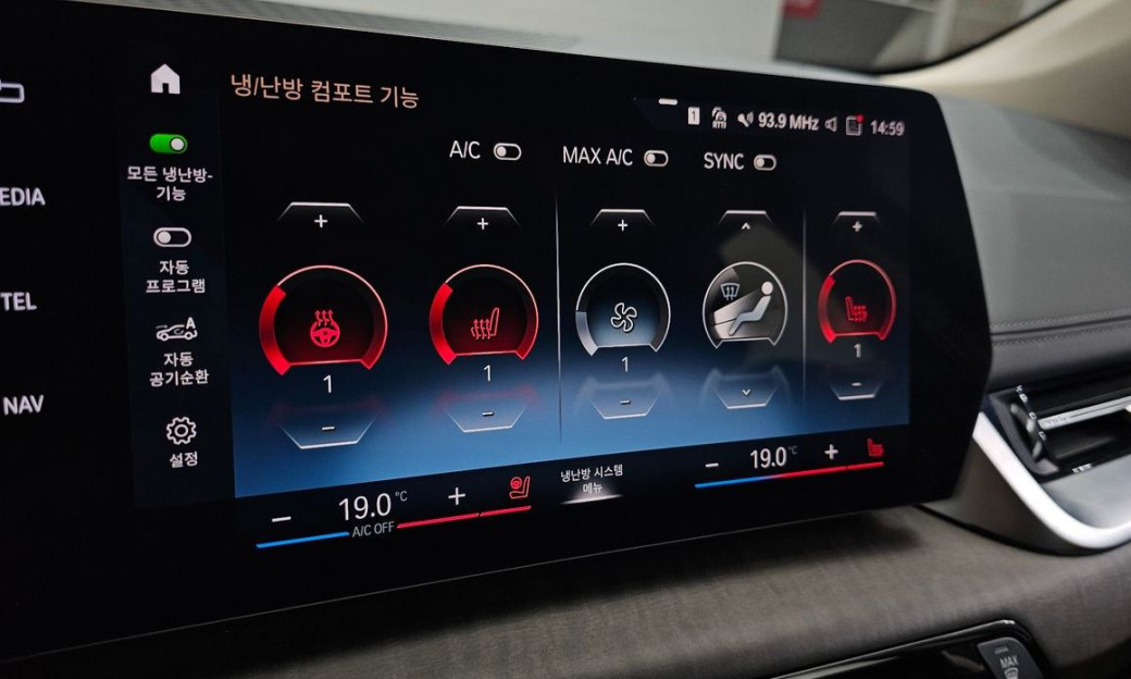 BMW 2-Series 220i Luxury, 2024