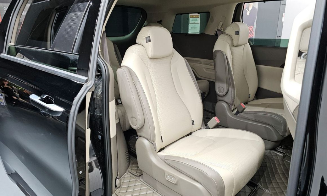 Kia Carnival 9-Seater Gravity, 2025