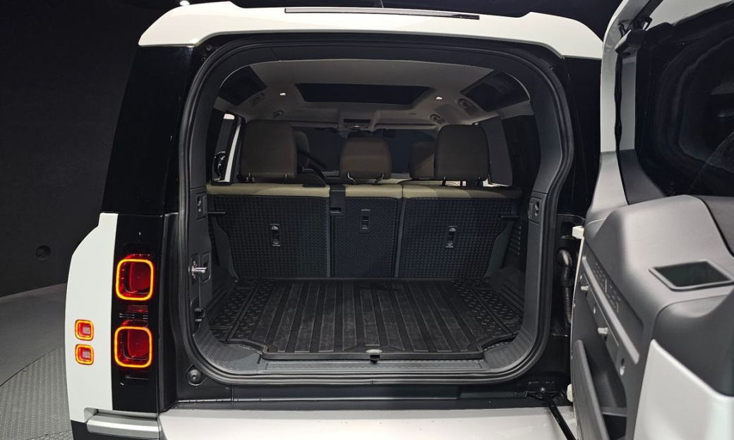 Land Rover Defender 110 D250 SE, 2024