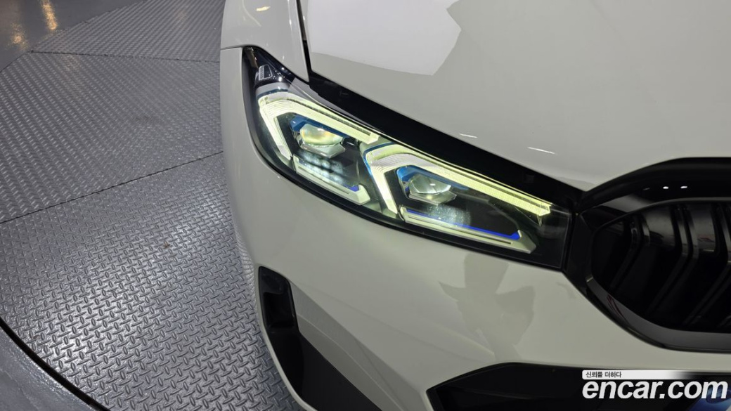 BMW 3-Series 320i Touring M Sports, 2023