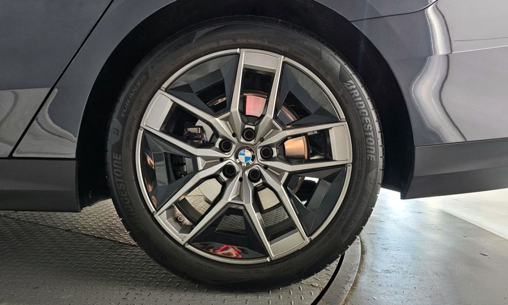 BMW 5-Series 523d, 2025