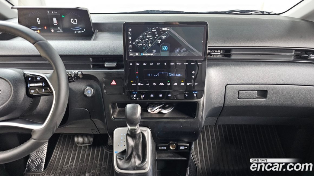 Hyundai Staria 4WD Tourer 11-Seater, 2024
