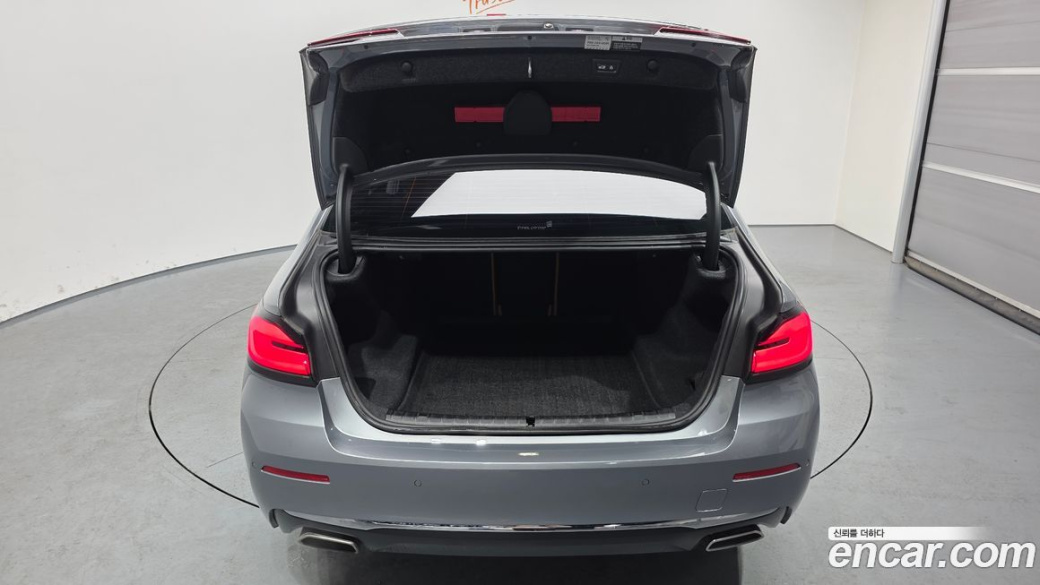 BMW 5-Series 520i Luxury, 2023