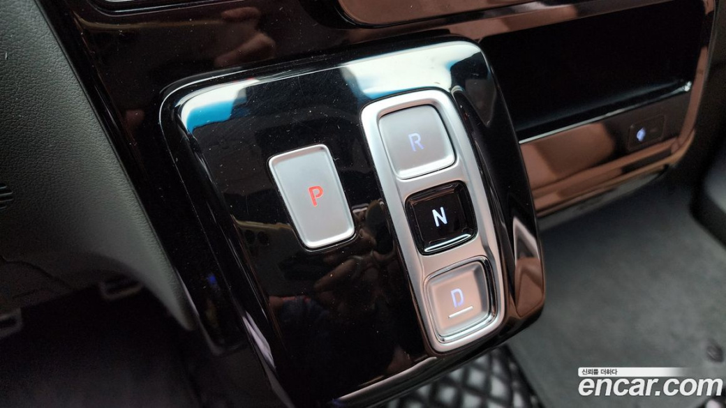 Hyundai Staria 4WD Lounge 9-Seater, 2023