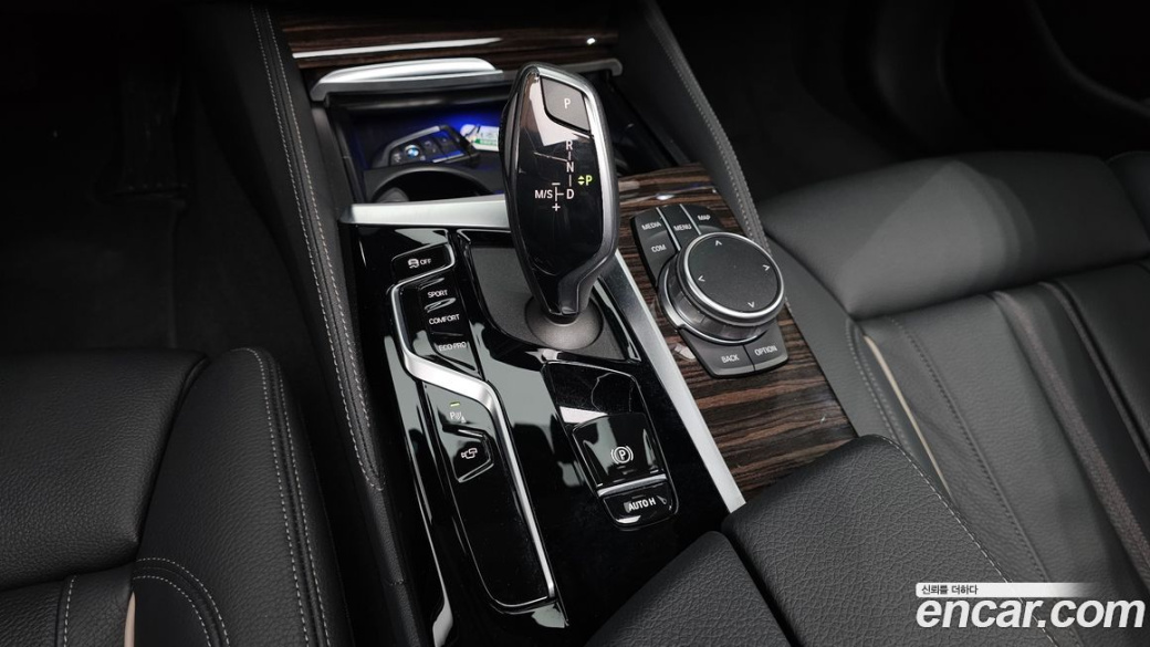 BMW 5-Series 520i Luxury, 2023
