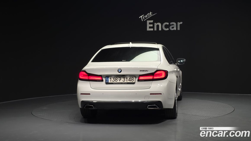 BMW 5-Series 520i Luxury, 2022
